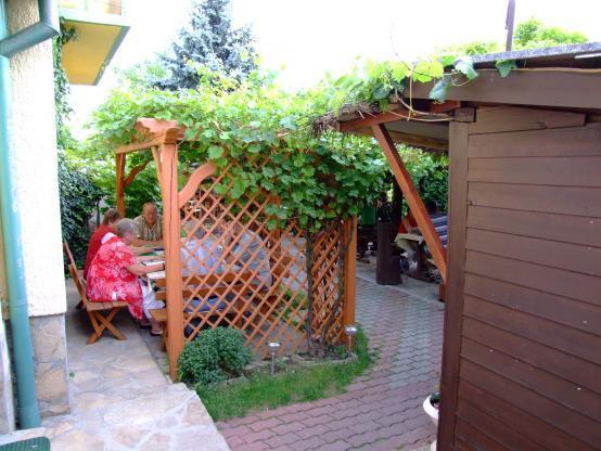 Grill Garten Vendeghaz Hotel Кестели Екстериор снимка